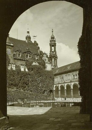 Stallhof : Dresden, Stallhof, Blick über die Pferdeschwemme auf Kanzlei und Langen Gang, Ansicht von Südosten