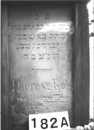 Grabstein 182 (Index: 99899053) Material: Sandstein Zustand: teilweise verwittert Maße HxBxT: 200x61x31 cm Beschreibung: aufgesockelte Stele, Giebelaufsatz mit Blüten, Palmetten- und Eckakroteren, unterhalb des Aufsatzes Blütenornament, Sockel felsartig gearbeitet Symbolik: Blüten, Palmetten: Grabstein 182A