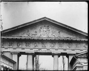 Karlsruhe Ettlinger Tor Platz Ettlinger Tor Giebelrelief - Genuss der Zeit auf einer Halbkugel
