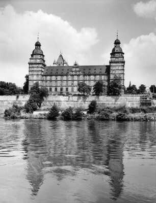 Aschaffenburg. Schloss Johannisburg (1606-1614; G. Ridinger). Ansicht über den Main