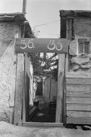 Gasse in einem Vorort an der See