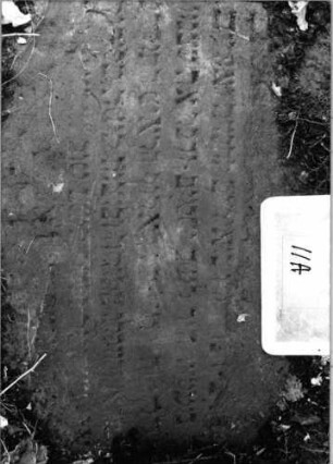 Grabstein 11 (Index: 100090602) Material: Sandstein Zustand: verwittert mit Textverlust Maße HxBxT: 0x0x0 cm Beschreibung: Fragment: Grabstein 11A