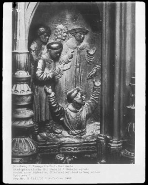 Sebaldusgrab, Sockelzone, Südseite, Relief: Sebalduslegende, Bestrafung eines Spötters