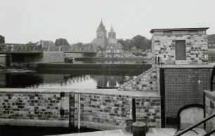 Hameln, Wehranlage : Hameln. Schleuse (1933) und Wehr (13. Jahrhundert) in der Weser. Blick nach Nordosten gegen Straßenbrücke und Münster St. Bonifatii