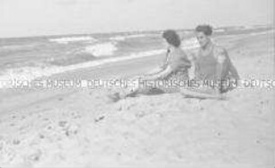 Florentine und Alexander Fleischhut am Strand von Köslin