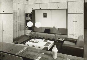 Ausstellungskoje des VEB Möbelkombinat Erfurt (MKE) mit Wohnzimmer