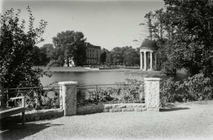 Markkleeberg, agra-Park : Markkleeberg. agra-Park, Raschwitzer Straße. See mit Tempel. Blick zur ehemaligen Herfurth-Villa ("Weißes Haus")