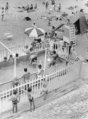 Urlaub in Frankreich an der Atlantikküste. Kinderbadebecken am Strand von Saint-Jean-de-Luz