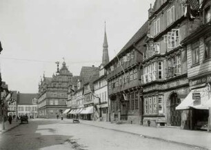 Hameln, Osterstraße : Hameln. Osterstraße. Blick zum Hochzeitshaus und Turm der Marktkirche von Südosten