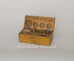 Holzkasten mit Gewichten