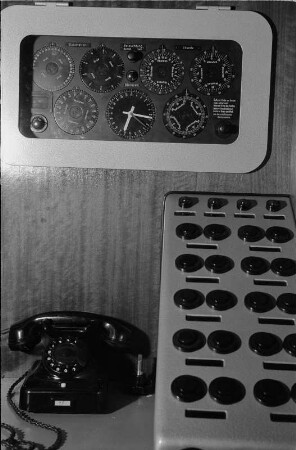 Tautenburg. Karl-Schwarzschild-Observatorium (1960). Anzeigetafel und Schaltpult zur Positionierung des 2-m-Spiegelteleskops auf die Himmelskoordinaten astronomischer Objekte sowie Telefonapparat