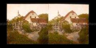 Kirche, Gebäude mit Wasserrad und Männer mit Sensen