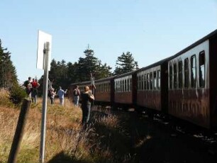 Harzer Schmalspurbahn fährt vom Brocken talwärts