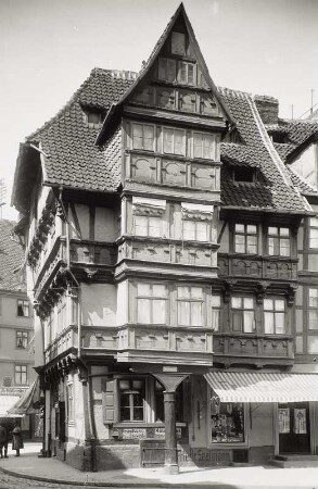 Halberstadt, Der Stelzfuß : Halberstadt. Wohnhaus "Der Stelzfuß", Holzmarkt 8/Ecke Schmiedestraße. Marktseite