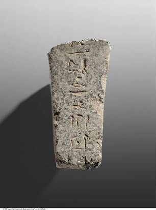 Fragment einer naophoren Statue eines Mannes mit hieroglyphischer Inschrift