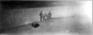 Photographien von Lappland. Gruppe von Kindern und Erwachsenen am Ufer des Tana-Flusses in Norwegen