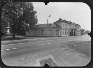 Gera-Untermhaus, Orangerieplatz 1. Orangerie (Kunstsammlung Gera, 1729-1732, 1748-1749; G. H. Krohne). Straßenansicht