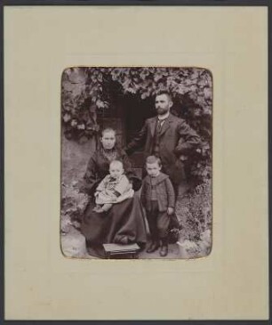 Portrait einer Familie mit zwei Kindern