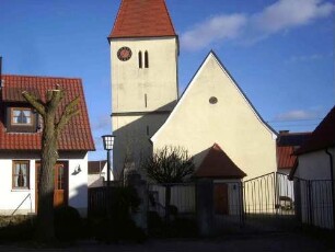Ansicht von Westen mit Kirche (Kirchturm im Kern Frühgotisch-Langhaus Gotisch neu aufgeführt und Barock überarbeitet) über Kirchhofmauer (Wehrgang im 18 Jh abgetragen)