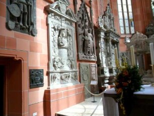 Stadtkirche-Chor Innen - Nordwand mit Epitaphien meist der Linie Löwenstein-Wertheim (reiche Ornamentik sowie Personendarstellungen und Textkartuschen) in Übersicht