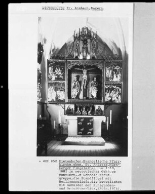 Nürnberger Flügelaltar, im Schrein Kreuzigungsgruppe, Heiligenreliefs auf den Standflügeln, auf den beweglichen Gemälde der Kunigunden- und Brigitten-Vita