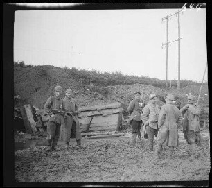 bei Neuville (=Neuville-Saint-Vaast, Dep. Pas-de-Calais, Frankreich): Soldaten vor einem Wall