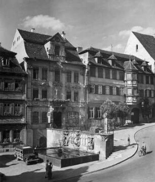 Schwäbisch Hall, Am Markt. Häuserzeile und Fischbrunnen mit Pranger
