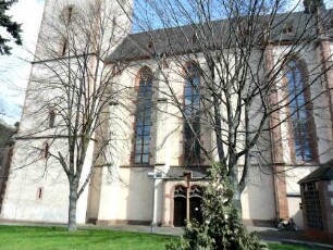 Turm und Langhaus von Süden über Kirchhof