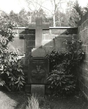 Wandgrabmal der Familie von Hausen : Wandgrabmal der Familie von Hausen. Sandstein (wohl ab 1920). Dresden-Neustadt, Nordfriedhof (Garnisonsfriedhof)