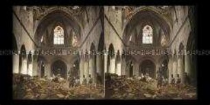 Soldaten in der zerstörten Kirche, Montfaucon