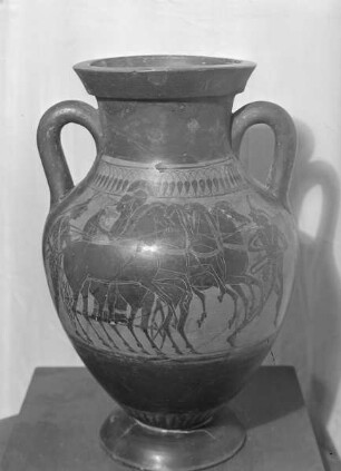 Vase mit der Darstellung eines Zuggespannes mit vier Pferden und Kriegern