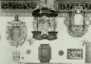 Südwand des Chores mit Epitaphen und einem Gemälde von Lucas Cranach