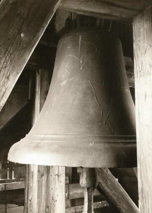 Große Glocke mit Ritzzeichnungen