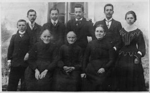 Gottesgab (Boží Dar). Mitglieder der Familie des Mundartdichters Anton Günther (von links stehend Hans, Franz, Josef, Anton, Julius und Maria, davor Mutter, Großmutter und Schwester der Großmutter)