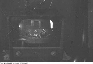 Fernsehabend in einem Klub der Volkssolidarität. Sendung über den Empfang des Kosmonauten Gagarin, 1961