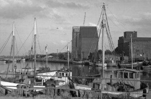 Heiligenhafen: Hafen und Silo