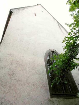 Kirche von Osten-Chor mit Gotischem Maßwerkfenster sowie Schlitzscharten im Dachbereich (Dachboden als Speicherboden ausgebildet
