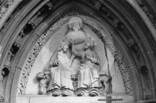 Tympanon mit "Marienkrönung" am Westportal der katholischen Pfarrkirche Löwenberg
