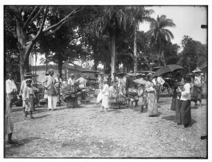 Buitenzorg (Bogor), Java/Indonesien. Einheimische auf einem Markt mit Verkaufsständen und Straßenrestaurants