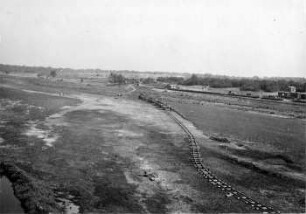Leipzig: Elsterbecken-Entschlammung, von Zeppelinbrücke aus gesehen : geringer Wasserstand, Inselbildung