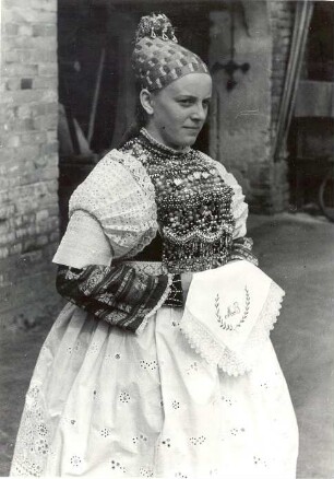 Brautjungfer aus Bluno : Kleidung - Hoyerswerdaer Tracht. Ort: Bluń / Bluno. Brautjungfer (družka)
