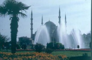 Istanbul. Fontänenanlage auf dem großen Platz vor der Blauen Moschee