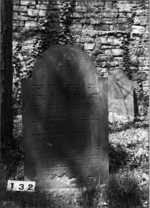 Grabstein 132 (Index: 99629633) Material: Sandstein Zustand: teilweise abgeblättert Maße HxBxT: 124x74x9 cm Beschreibung: Stele mit eingezogenem Rundbogenabschluß: Grabstein 132