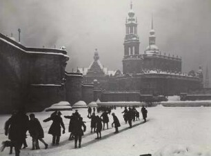 Dresden. Blick über die zugefrorene Elbe an der Augustusbrücke auf die Hofkirche