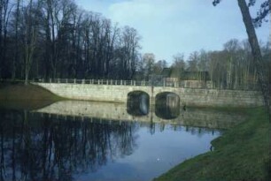 Schlosspark: Schlossbrücke über äußeren Schlossgraben: Seitenansicht von Südosten: im Hintergrund Schlossmühle