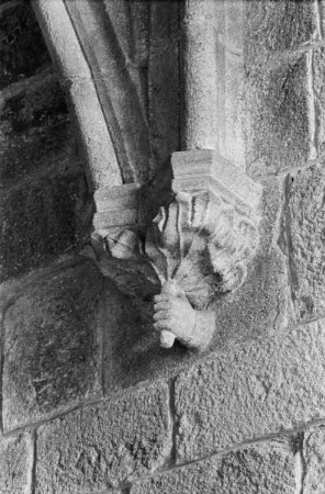 Hand, die eine Blattkonsole hält