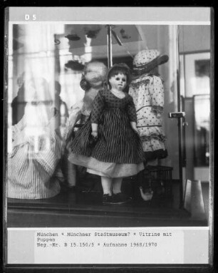 Vitrine mit Puppen