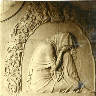 Entwurf für ein Grabmal mit dem Relief einer Trauernden : Entwurf für ein Grabmal mit dem Relief einer Trauernden. Gips (wohl um 1913; C. Brose)