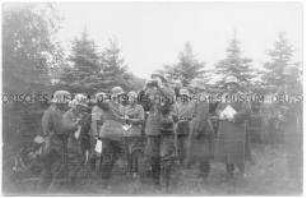 Foto einer Militäreinheit mit Reinhold Gothsche bei einem Manöver - Personenkonvolut