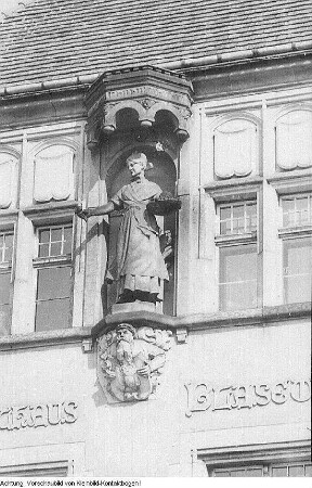 Dresden-Blasewitz, Rathaus. Figur der Gustel von Blasewitz, Aufnahme 1951